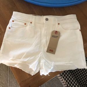 White Levi’s shorts